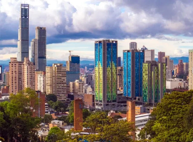 Edificios del norte de Bogotá con los cerros al fondo